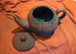 Kroužek keramiky Praha - burelová hlína zdobená glazurou a vyrýváním zavadlého střepu