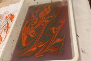 Ebru, malba na vodní hladině v Ateliéru ŠUM